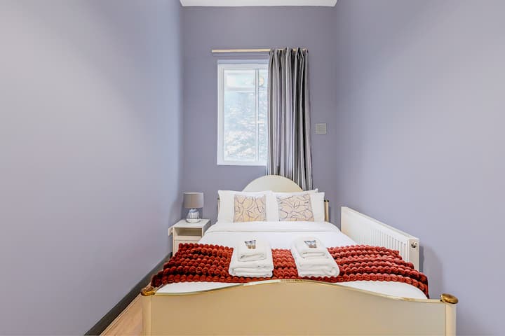 Топло и спокојно одморалиште, спалната соба има мек двоен кревет, свежа постелнина и многу природна светлина за мирен сон.