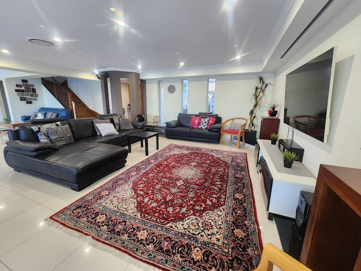 Golden Rio ,Broadbeach Waters.
Amazing Value! - Surfers Paradise