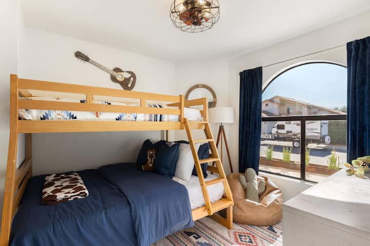 Poschodová posteľ s plnou spodnou posteľou a hornou posteľou pre dve osoby 