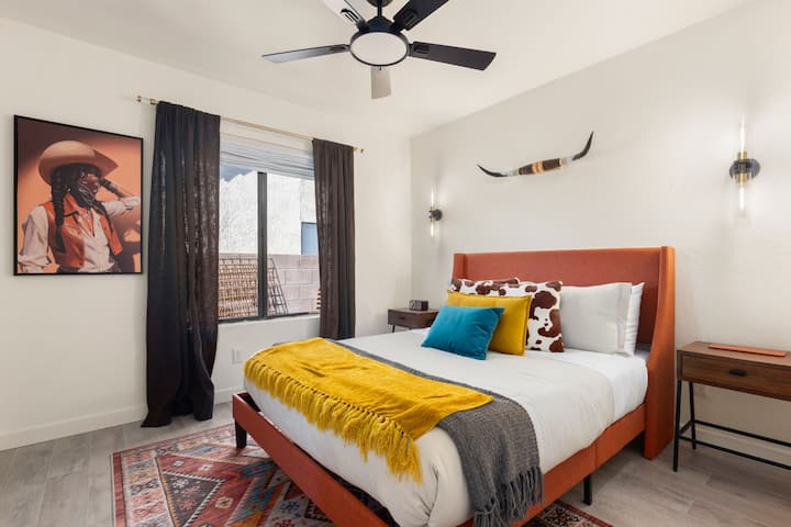 Pohodlná menšia manželská posteľ s zatemňovacími žalúziami.  