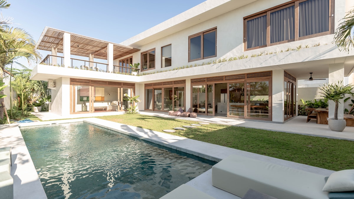 Home in Mengwi · 4 bedrooms · 5 beds · 3.5 private baths รายการ Airbnb เปรียบเทียบ