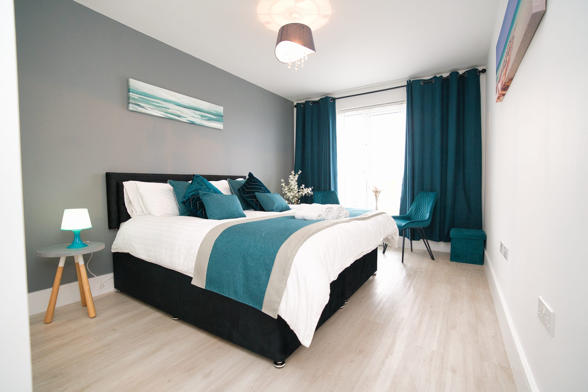 Milton Keynes Luxury 9 beds 5BR 14 Sleeper Contractor family holiday Free Parking WIFI Close to Pure GYM Costco MK hospital Silverstone Universal Studio site