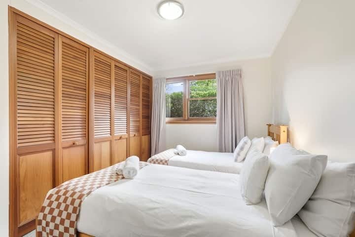 غرفة نوم مزدوجة: ملاذ مليء بالضوء مع أسرّة مريحة وإطلالات جميلة لتجديد نشاطك!