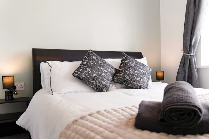 Во спалната соба 1 има удобен двоен кревет со доволно простор за складирање. 