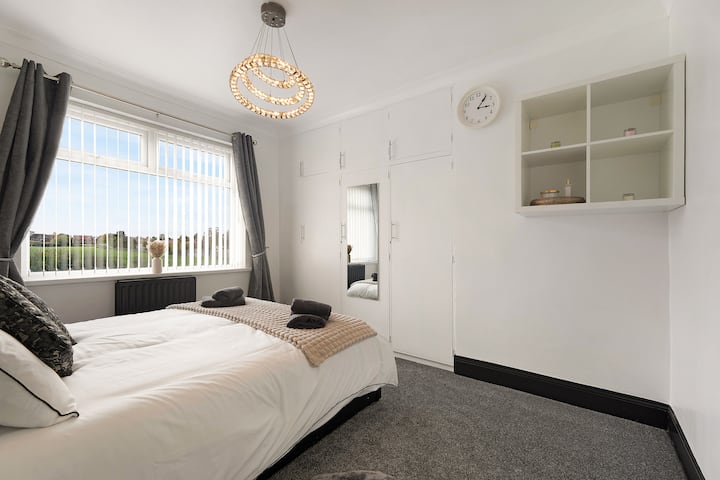 Во спалната соба 2 има удобен двоен кревет со доволно простор за складирање. 