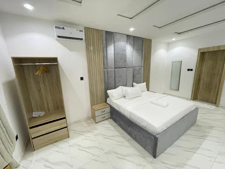 Მესამე დახვეწილი საძინებელი დიდი საწოლით, გარდერობითა და გრილი კონდიციონერით