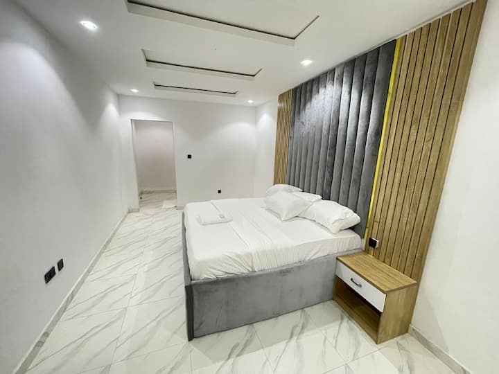 Დაისვენეთ მყუდრო მთავარ საძინებელში, მყუდრო საწოლითა და რბილი განათებით.