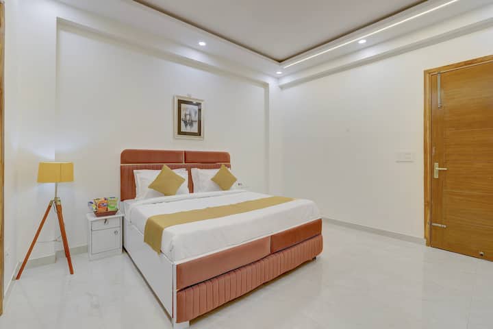 Alaya Stays Zinnia-Secondary  · Модерно място за престой с обща зона за геймъри | До най-добрите молове пеша