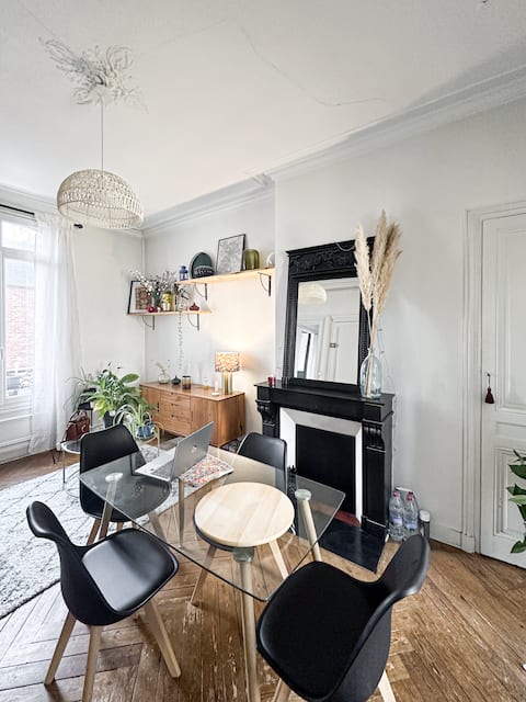 Popular Airbnb listing: Charming Haussmann-style two-room apartment 2 minutes from Rouen train station in Rouen