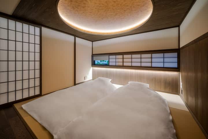 ・כדי לגשת: יש לעלות 5 מדרגות.
・עד 2 מיטות פוטון (עד 2 אורחים)
גווני ・האפלה

מספר המצעים שהוכנו יתאים למספר האורחים שההזמנה בוצעה עבורם. יש לאשר את תוכנית הקומה עבור המצעים הזמינים.