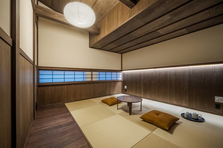 חדר שינה בסגנון יפני 2F
・עד 2 מיטות פוטון (עד 2 אורחים)
גווני ・האפלה

מספר המצעים שהוכנו יתאים למספר האורחים שעבורם ביצעתם הזמנה. יש לעיין בתוכנית הקומה של אילו מצעים זמינים.