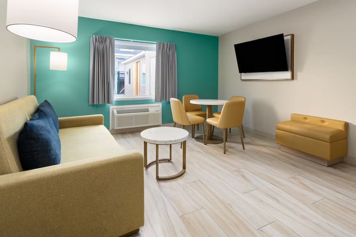 The Vibes Hotel | King Suite | Spacious Retreat - North Wildwood, NJ