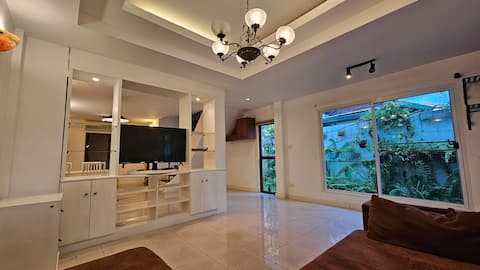 Private Townhouse w/ Garden View 5 min to airport.
