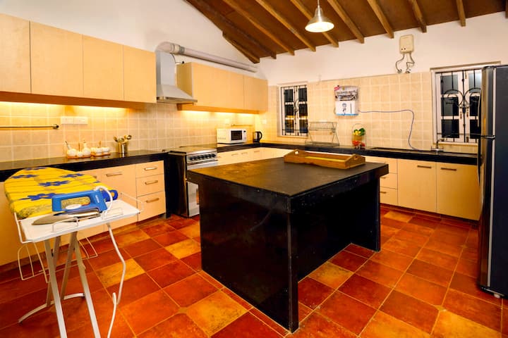 Full kitchen image 1