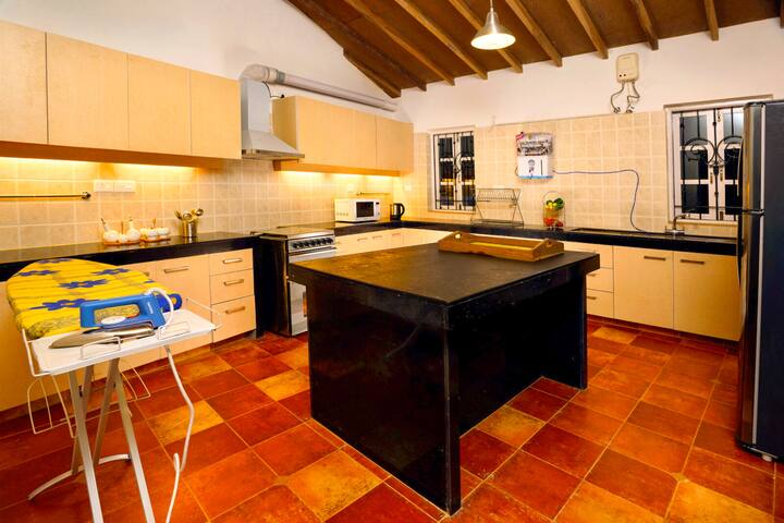 Full kitchen image 2