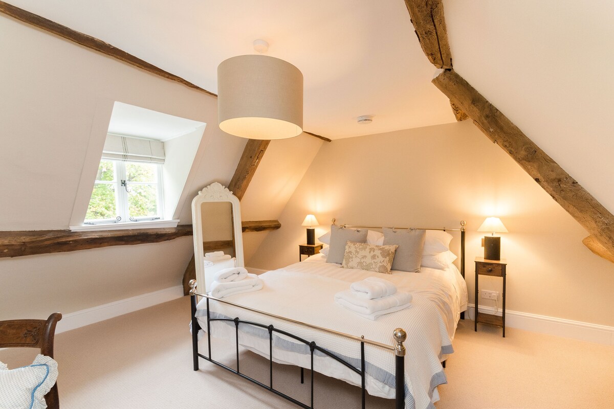 Precioso dormitorio principal tamaño king.