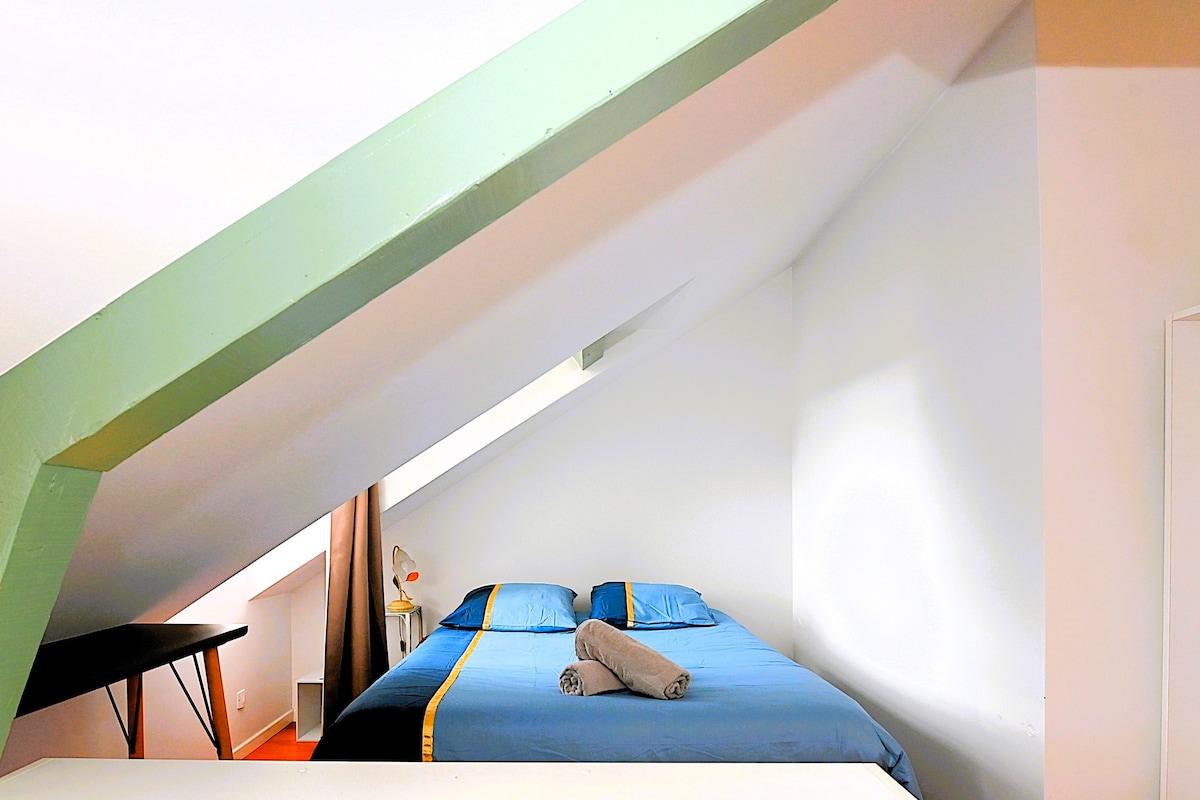 Удобен брачен кревет (широк 140 см) кој се наоѓа на горниот кат
Вклучена е постелнина