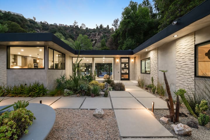 Secluded Beverly Hills Retreat | 1-Acre Oasis