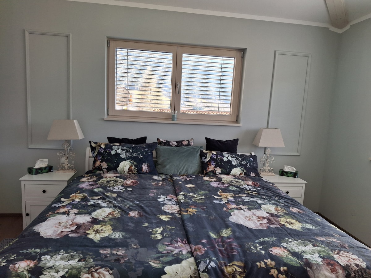 Das Schlafzimmer mit Doppelbett 2m auf 2m.