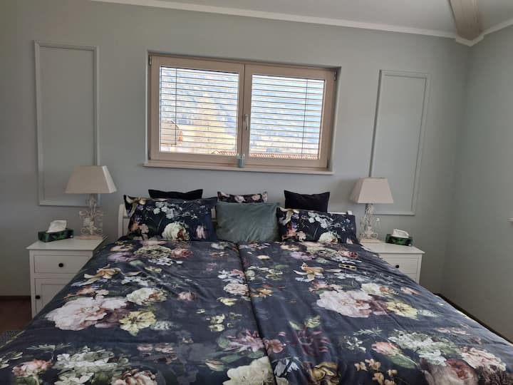 Das Schlafzimmer mit Doppelbett 2m auf 2m.