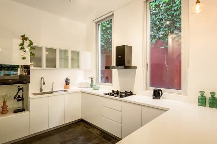 Full kitchen image 1