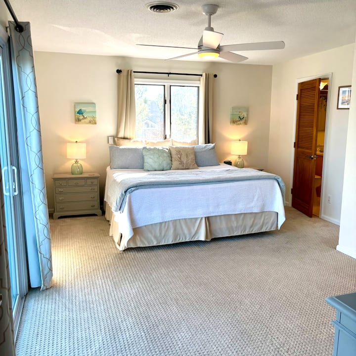 Segundo piso Dormitorio principal con baño en suite, mucho espacio de guardarropas, televisor inteligente, puertas corredizas a la terraza superior con juego de patio y sillones.