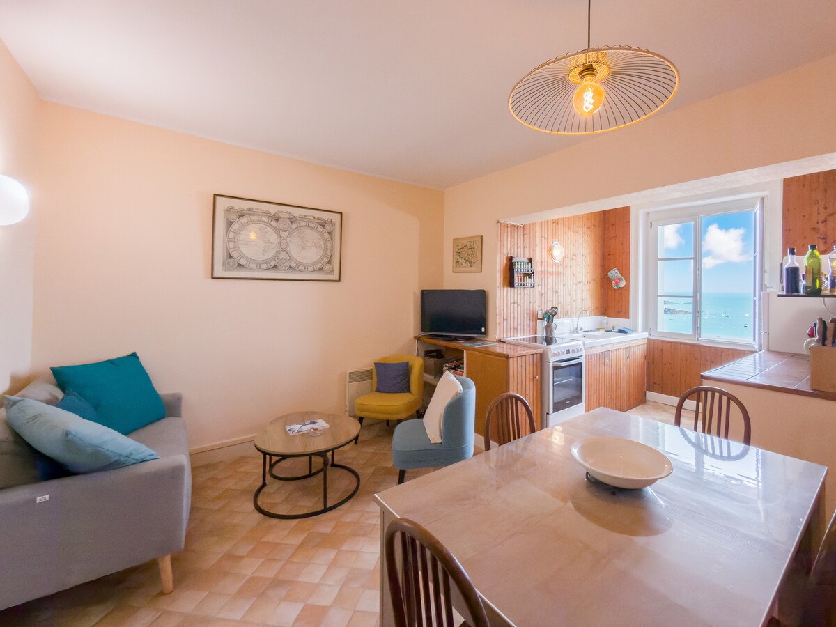Annonce Airbnb populaire: "L'Écume" - Sea view of the Grande Plage à Saint Lunaire