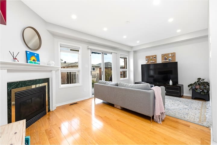 Bright 3br Home In Richmond Hill · Family Stay - Richmond Hill