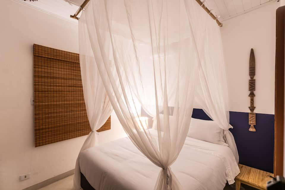Suíte 4 com cama queen e mosquiteiro