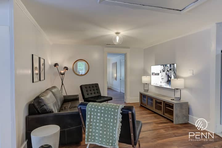 Prepárate para disfrutar de acogedoras noches de cine en esta acogedora sala de estar con un ambiente moderno y relajante.
