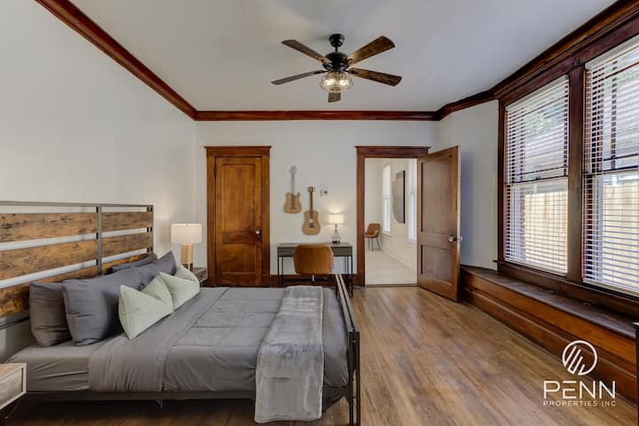 Relájate en este espacioso dormitorio con detalles cálidos en madera y un encanto natural.