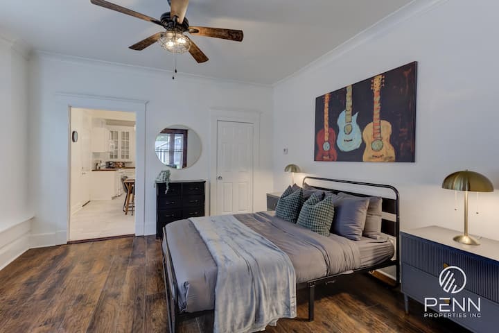 Relájate en este elegante dormitorio donde el arte y la comodidad se unen.