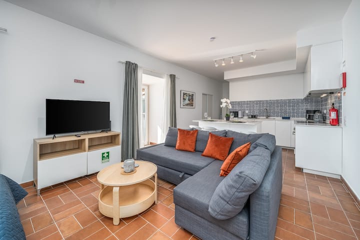 Elegant Old Town Retreat W/ Plunge Pool & Rooftop - Lagoa