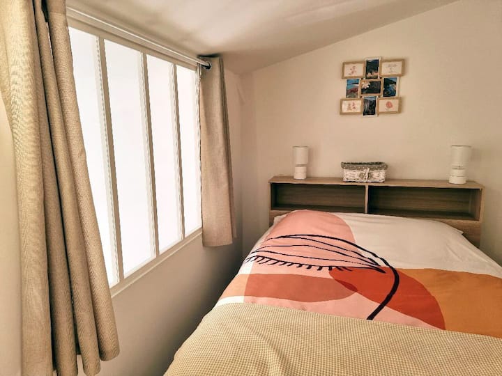 Flen 2 persona, e vendosur në një dhomë komode me çati xhami për qartësi dhe derë rrëshqitëse për të ruajtur privatësinë e saj. Në mbrëmje mund të mbyllësh perdet për të kaluar një natë të ëmbël dhe të këndshme.