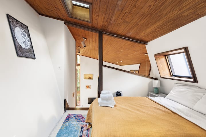 Tercer dormitorio️ luminoso y versátil Este acogedor espacio ofrece una suave luz natural y una cómoda cama, perfecta para viajeros solitarios, niños o huéspedes que necesitan un rincón tranquilo para recargar energías.