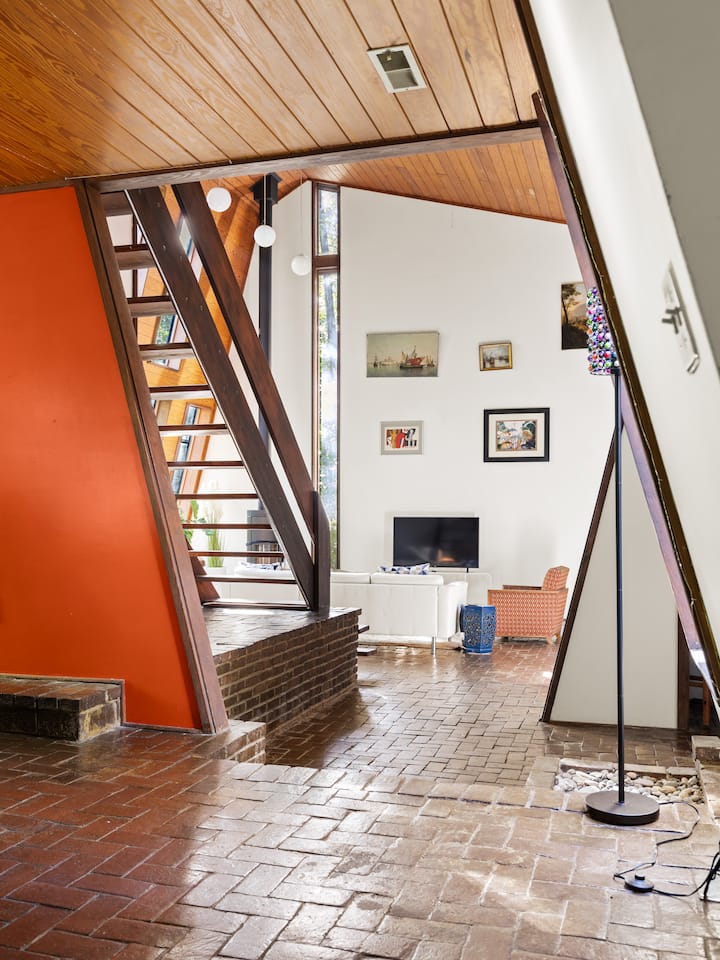  La comodidad moderna se une al estilo Muebles elegantes, texturas acogedoras y una decoración cuidada hacen de este salón un refugio con estilo para todos los huéspedes.