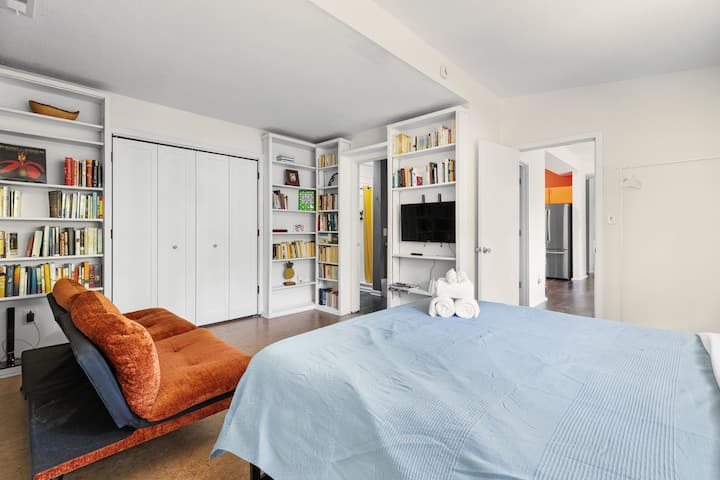 ️ Luminoso y tranquilo Este dormitorio secundario ofrece una suave luz natural, una cama acogedora y un ambiente relajante, perfecto para los huéspedes que buscan tranquilidad y comodidad.