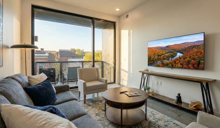 ‼️Chic Downtown Condo Steps From Uiowa & Nightlife - Iowa City, IA
