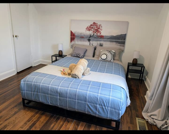 غرفة النوم رقم 3 - الطابق الثاني
سرير بحجم كبير بمرتبة مريحة عالية الجودة ووسائد فاخرة وبياضات ناعمة وستائر تعتيم للغرفة. السرير منخفض على الأرض، لذا فهو رائع للضيوف الصغار.