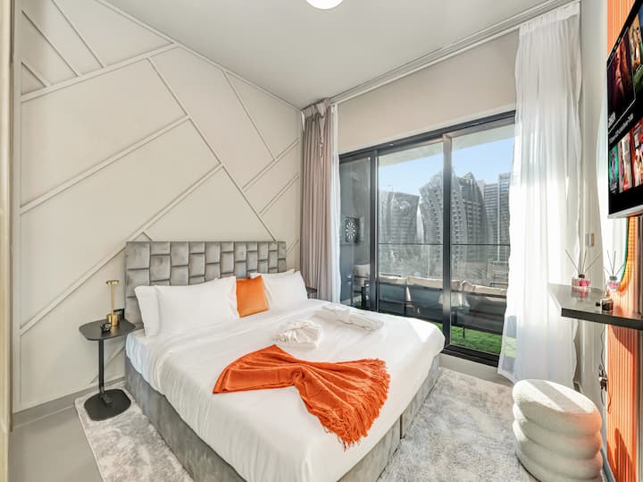 Hlavná spálňa s manželskou posteľou veľkosti King (180 cm) a prémiovým matracom s hodnotením 5 hviezdičiek – s televízorom, komodou s osvetleným zrkadlom, zatemňovacími závesmi a čistou posteľnou bielizňou v hotelovej kvalite. Priamy prístup na hlavný balkón a vlastnú kúpeľňu.