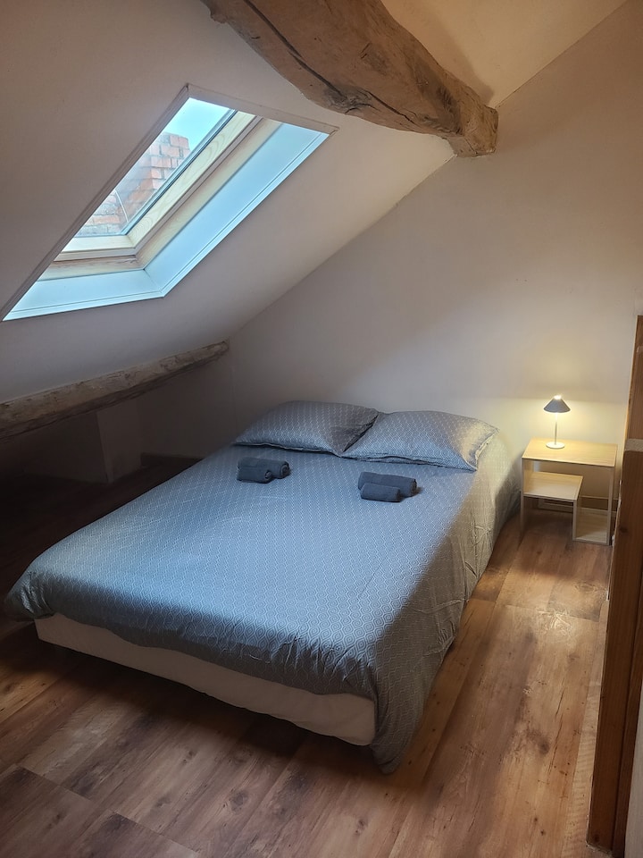 საძინებლის მეზონინი 140 სმ‑იანი საწოლით. 