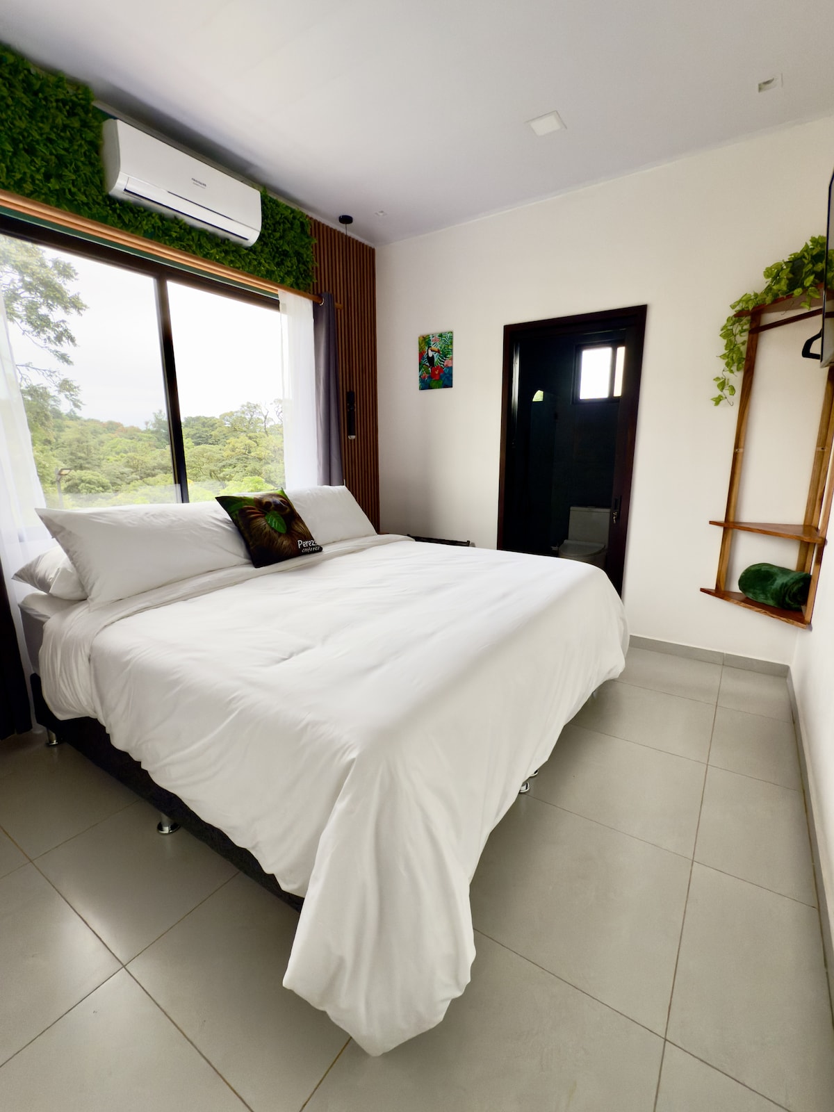 Veliki udobni bračni krevet (širine 180 – 200 cm)