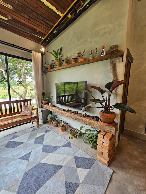 Popular Airbnb listing: House with lake, natural pool, 20 minutes from the Wine Route in São Roque