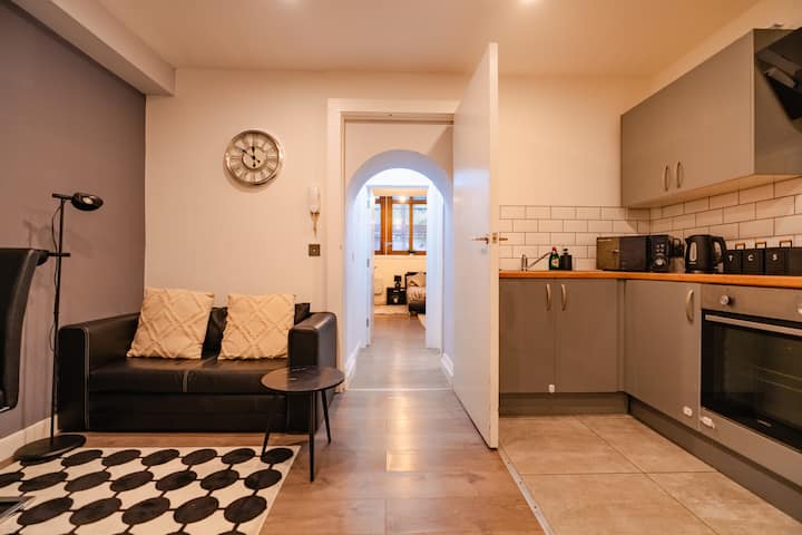 Spacious & Stylish Apartment - Cardiff City Centre - Cardiff