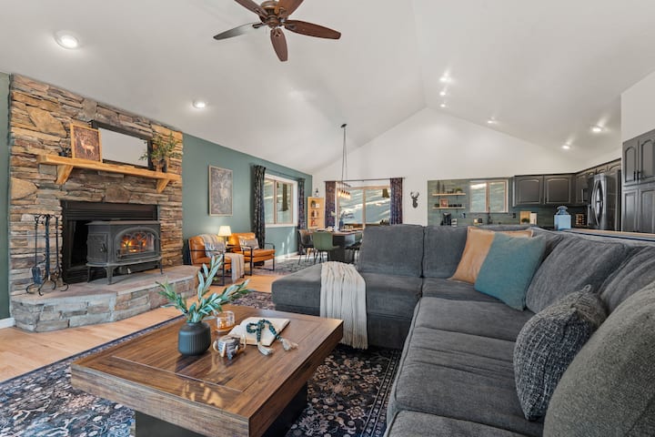 Sleeps 12! Peaceful Cabin W/ Hot Tub & Game Room - Woodland Park, CO