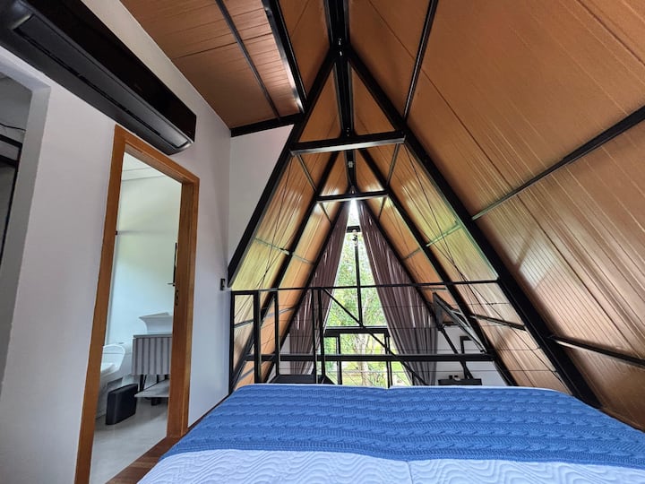 Поткровје, брачен кревет (широк 150-179 см) со наддушек или 2 единечни кревета, завеса за затемнување, врвна постелнина и крпи, бања со течен сапун, шампон и балсам, има плакар со полици и закачалки. Прекрасен поглед кон природата! 