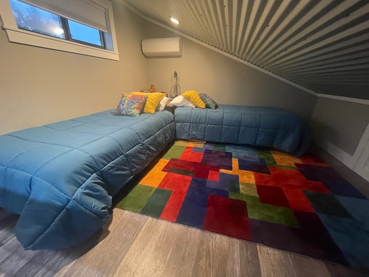 阁楼有两张舒适的单人床，可通过梯子进入。 这里是儿童和青少年的有趣住宿地点！