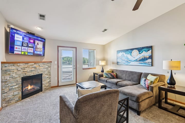 Jana's Penthouse, Fireplace, Skiing, Boating - Wisconsin Dells, WI
