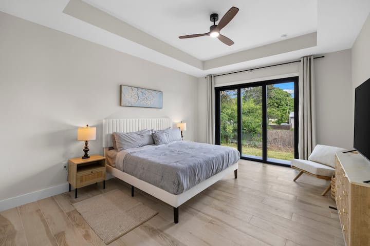 Тази спалня с голямо двойно легло е просторна и удобна.