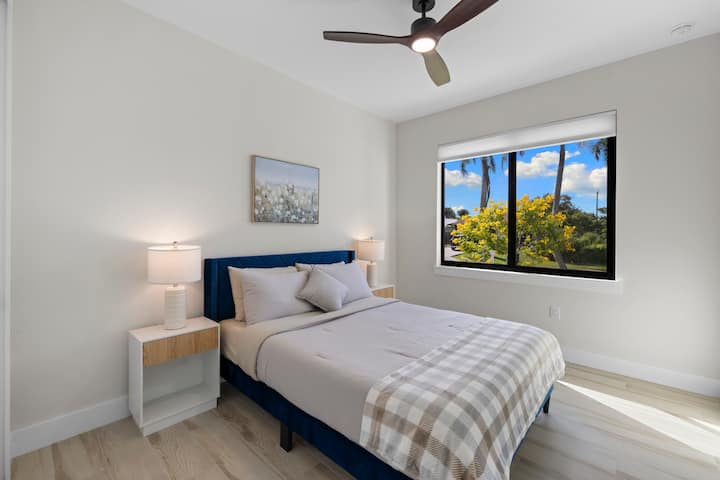 Красивата гледка и меките чаршафи правят тази спалня с двойно легло мечта.